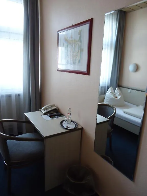 ברלין Hotel Und Rasthof Avus 2*,  גרמניה